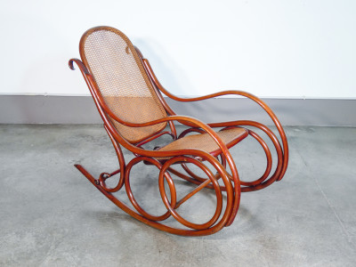 Sedia a dondolo Gebrüder THONET modello nr. 4 in legno di faggio curvato. Austria, Fine Ottocento Primo Novecento