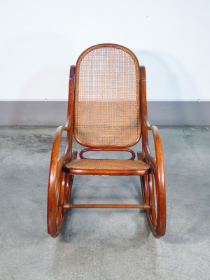 Sedia a dondolo Gebrüder THONET modello nr. 4 in legno di faggio curvato. Austria, Fine Ottocento Primo Novecento