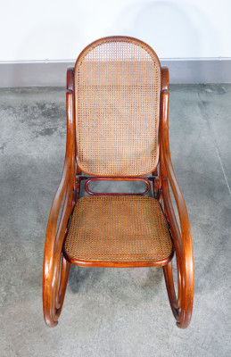 Sedia a dondolo Gebrüder THONET modello nr. 4 in legno di faggio curvato. Austria, Fine Ottocento Primo Novecento