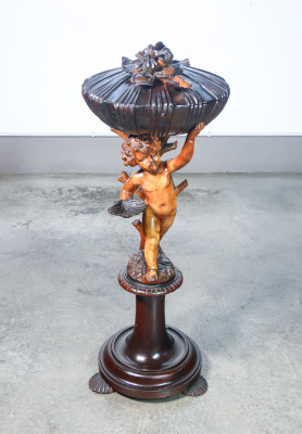 Servo muto, necessaire, interamente in legno, fusto con scultura di putto e scomparto superiore a forma di conchiglia. Metà Ottocento