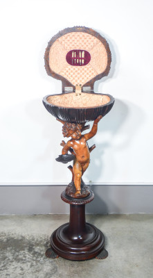 Servo muto, necessaire, interamente in legno, fusto con scultura di putto e scomparto superiore a forma di conchiglia. Metà Ottocento