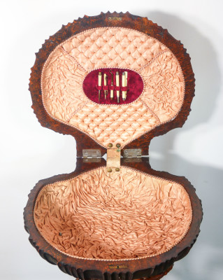 Servo muto, necessaire, interamente in legno, fusto con scultura di putto e scomparto superiore a forma di conchiglia. Metà Ottocento