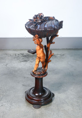 Servo muto, necessaire, interamente in legno, fusto con scultura di putto e scomparto superiore a forma di conchiglia. Metà Ottocento