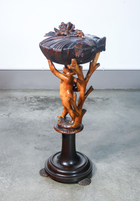 Servo muto, necessaire, interamente in legno, fusto con scultura di putto e scomparto superiore a forma di conchiglia. Metà Ottocento