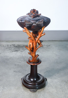 Servo muto, necessaire, interamente in legno, fusto con scultura di putto e scomparto superiore a forma di conchiglia. Metà Ottocento