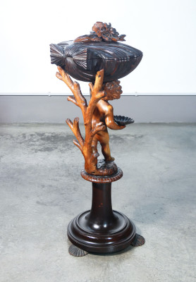 Servo muto, necessaire, interamente in legno, fusto con scultura di putto e scomparto superiore a forma di conchiglia. Metà Ottocento