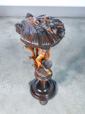 Servo muto, necessaire, interamente in legno, fusto con scultura di putto e scomparto superiore a forma di conchiglia. Metà Ottocento