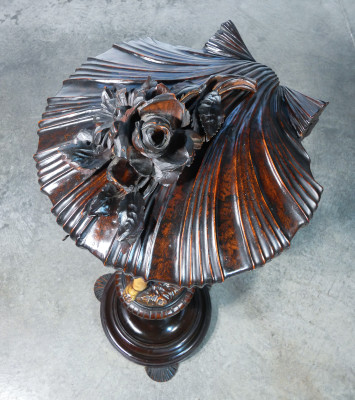 Servo muto, necessaire, interamente in legno, fusto con scultura di putto e scomparto superiore a forma di conchiglia. Metà Ottocento