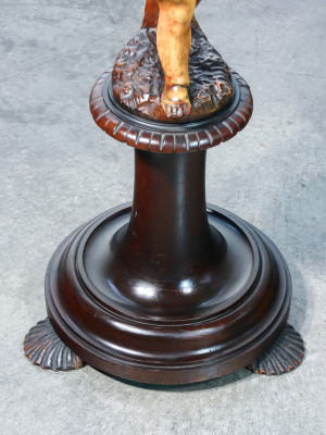 Servo muto, necessaire, interamente in legno, fusto con scultura di putto e scomparto superiore a forma di conchiglia. Metà Ottocento