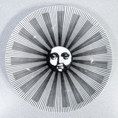 Set di sei piatti, design Piero FORNASETTI serie Soli e Lune. Milano, Anni 70
