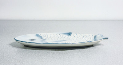 Servizio di piatti a forma di pesce realizzato in ceramica dipinta a mano dai f.lli MENNELLA. Ischia