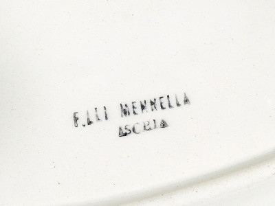 Servizio di piatti a forma di pesce realizzato in ceramica dipinta a mano dai f.lli MENNELLA. Ischia