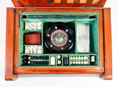 Set da gioco in elegante scatola in legno Art Decò. Italia, Novecento