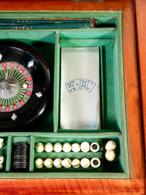 Set da gioco in elegante scatola in legno Art Decò. Italia, Novecento