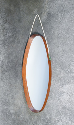 Specchio con cornice ovale in legno. Design scandinavo, Anni 70