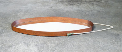 Specchio con cornice ovale in legno. Design scandinavo, Anni 70