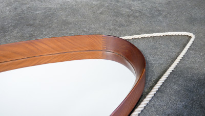 Specchio con cornice ovale in legno. Design scandinavo, Anni 70