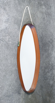 Specchio con cornice ovale in legno. Design scandinavo, Anni 70
