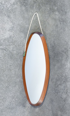 Specchio con cornice ovale in legno. Design scandinavo, Anni 70