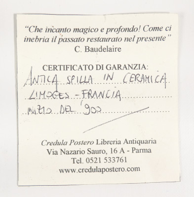 Spilla ovale in ceramica LIMOGES con scena galante in cornice dorata. Francia, Primo Novcento
