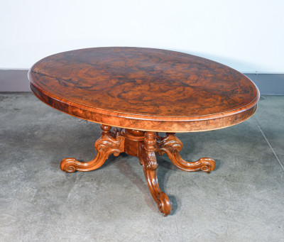Tavolo vittoriano in legno e radica, con piano ovale intarsiato e filettato. Inghilterra, 1800