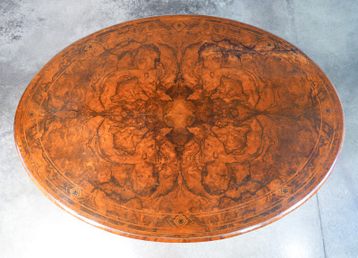 Tavolo vittoriano in legno e radica, con piano ovale intarsiato e filettato. Inghilterra, 1800