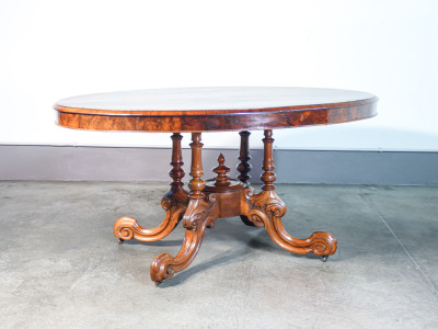 Tavolo vittoriano in legno e radica, con piano ovale intarsiato e filettato. Inghilterra, 1800