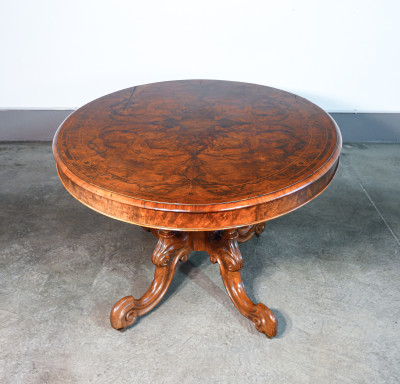 Tavolo vittoriano in legno e radica, con piano ovale intarsiato e filettato. Inghilterra, 1800