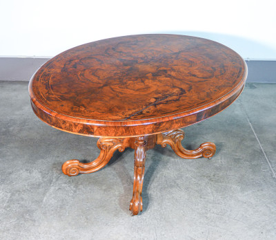Tavolo vittoriano in legno e radica, con piano ovale intarsiato e filettato. Inghilterra, 1800