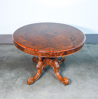 Tavolo vittoriano in legno e radica, con piano ovale intarsiato e filettato. Inghilterra, 1800