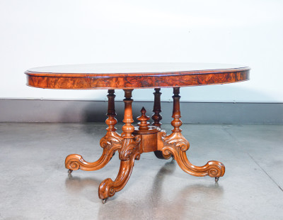 Tavolo vittoriano in legno e radica, con piano ovale intarsiato e filettato. Inghilterra, 1800
