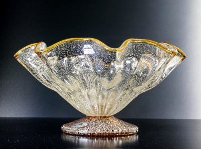 Vaso centrotavola in vetro soffiato policromo di Murano. Maestri Vetrai. Italia, Anni 70