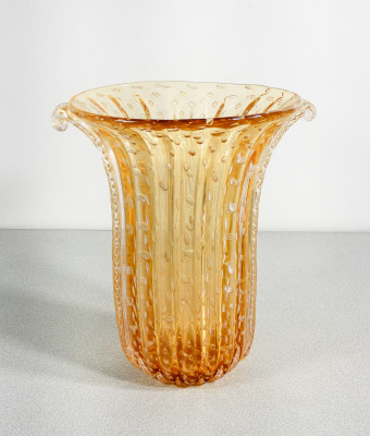 Vaso da collezione design TOSO Murano, in vetro soffiato oro bullicante, cordonato con scaglie dorate. Murano, Anni 70/80