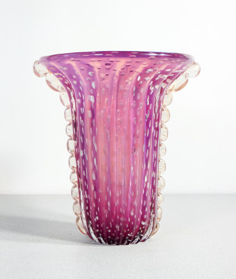 Vaso da collezione design TOSO Murano, in vetro soffiato viola bullicante, cordonato con scaglie dorate. Murano, Anni 70/80