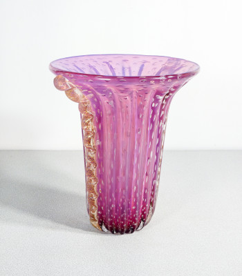 Vaso da collezione design TOSO Murano, in vetro soffiato viola bullicante, cordonato con scaglie dorate. Murano, Anni 70/80