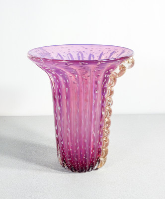 Vaso da collezione design TOSO Murano, in vetro soffiato viola bullicante, cordonato con scaglie dorate. Murano, Anni 70/80