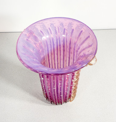 Vaso da collezione design TOSO Murano, in vetro soffiato viola bullicante, cordonato con scaglie dorate. Murano, Anni 70/80