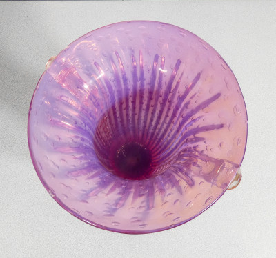 Vaso da collezione design TOSO Murano, in vetro soffiato viola bullicante, cordonato con scaglie dorate. Murano, Anni 70/80