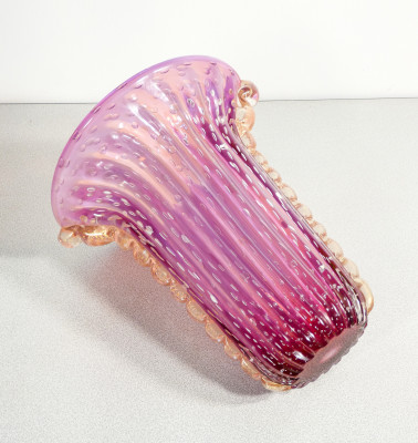 Vaso da collezione design TOSO Murano, in vetro soffiato viola bullicante, cordonato con scaglie dorate. Murano, Anni 70/80