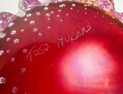 Vaso da collezione design TOSO Murano, in vetro soffiato viola bullicante, cordonato con scaglie dorate. Murano, Anni 70/80
