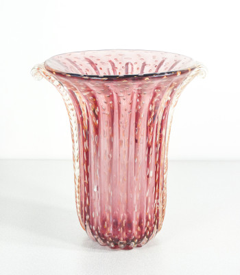 Vaso da collezione design TOSO Murano, in vetro soffiato rosa bullicante, cordonato con scaglie dorate. Murano Italia, Anni 70/80