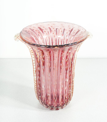 Vaso da collezione design TOSO Murano, in vetro soffiato rosa bullicante, cordonato con scaglie dorate. Murano Italia, Anni 70/80