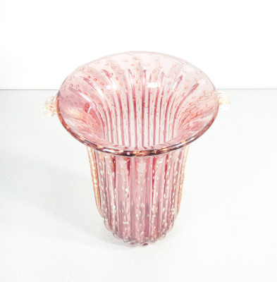 Vaso da collezione design TOSO Murano, in vetro soffiato rosa bullicante, cordonato con scaglie dorate. Murano Italia, Anni 70/80