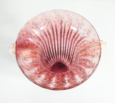 Vaso da collezione design TOSO Murano, in vetro soffiato rosa bullicante, cordonato con scaglie dorate. Murano Italia, Anni 70/80