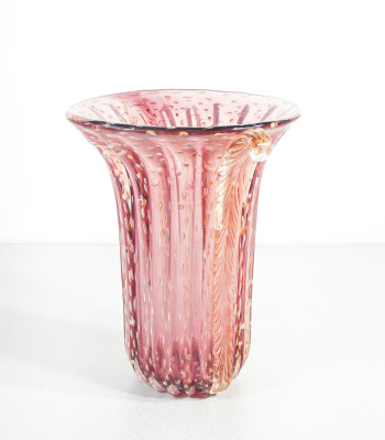 Vaso da collezione design TOSO Murano, in vetro soffiato rosa bullicante, cordonato con scaglie dorate. Murano Italia, Anni 70/80