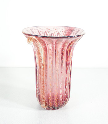 Vaso da collezione design TOSO Murano, in vetro soffiato rosa bullicante, cordonato con scaglie dorate. Murano Italia, Anni 70/80