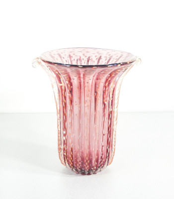 Vaso da collezione design TOSO Murano, in vetro soffiato rosa bullicante, cordonato con scaglie dorate. Murano Italia, Anni 70/80