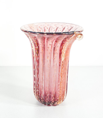 Vaso da collezione design TOSO Murano, in vetro soffiato rosa bullicante, cordonato con scaglie dorate. Murano Italia, Anni 70/80
