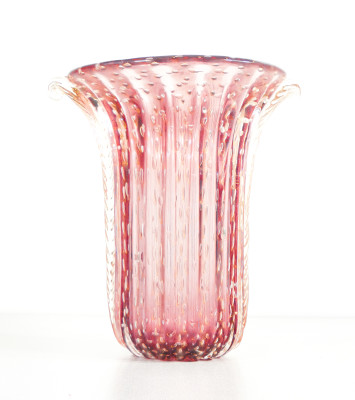 Vaso da collezione design TOSO Murano, in vetro soffiato rosa bullicante, cordonato con scaglie dorate. Murano Italia, Anni 70/80