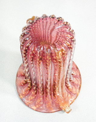 Vaso da collezione design TOSO Murano, in vetro soffiato rosa bullicante, cordonato con scaglie dorate. Murano Italia, Anni 70/80